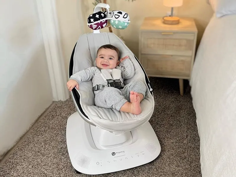 mamaroo 5 baby swing with baby